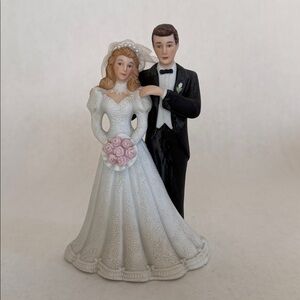 Elegant Bride and Groom Cake Topper
NWOT